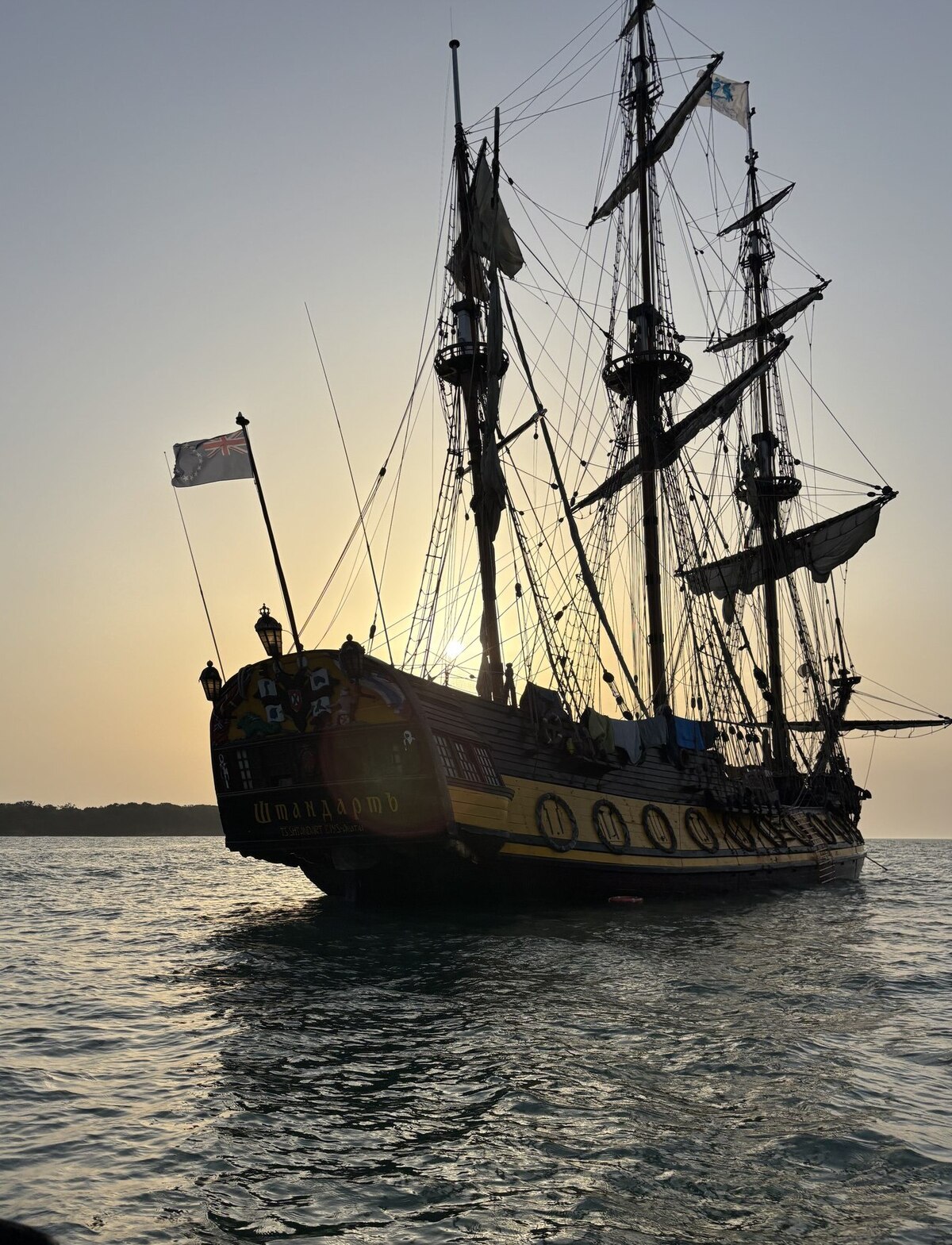 Grand voilier ancré au large de l'Île d'Aix, au coucher du soleil